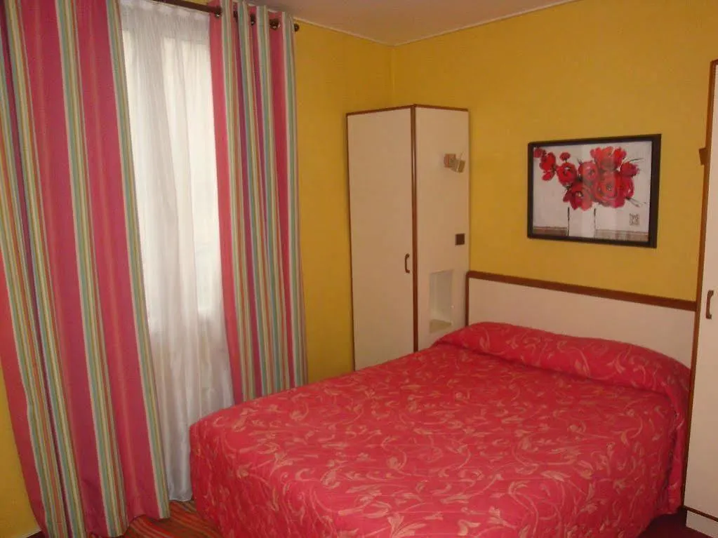 *** Szálloda Marmotel Etoile Párizs Franciaország
